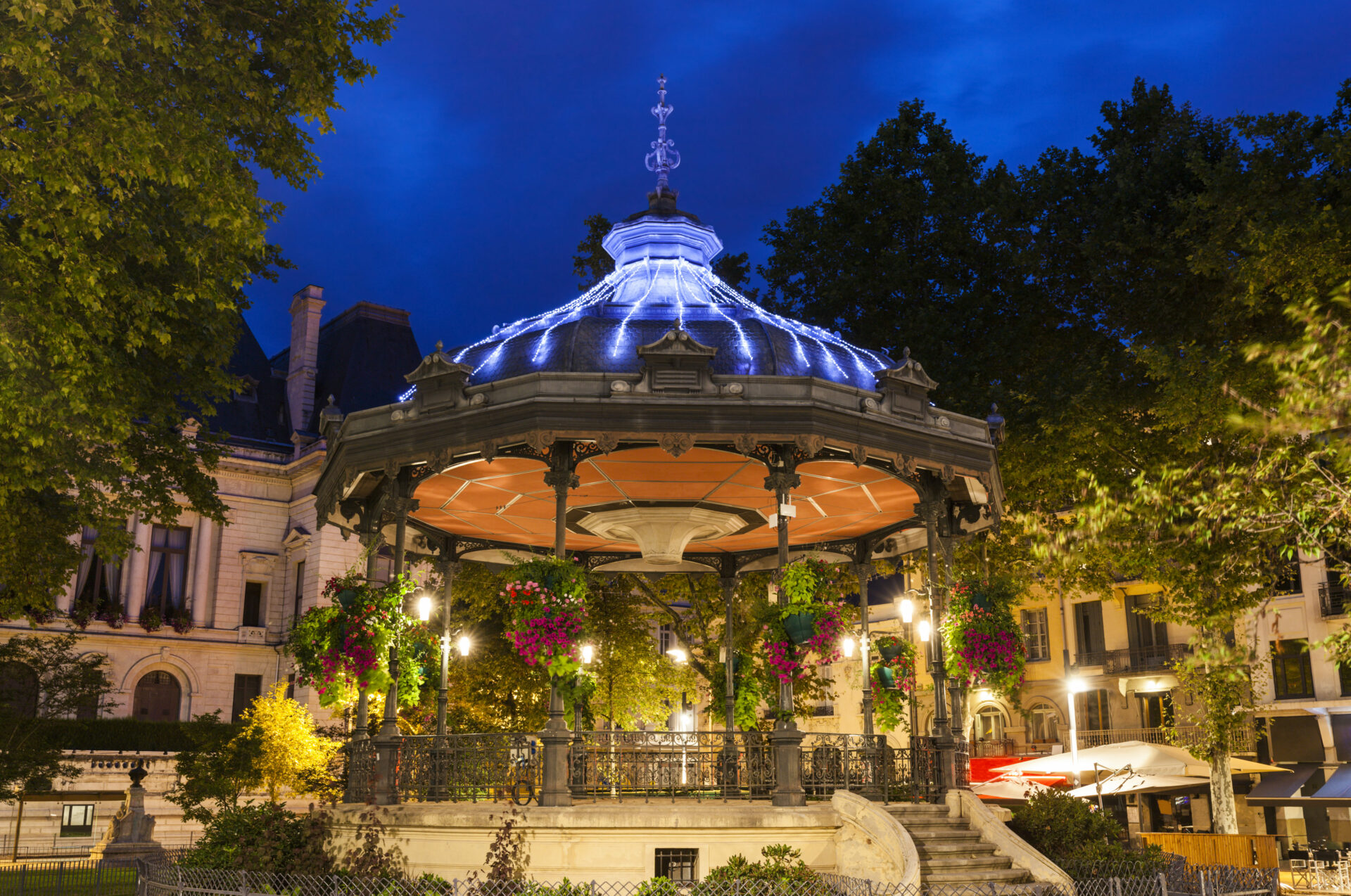 cropped-AdobeStock_165685326-saint-etienne-1-1.jpeg