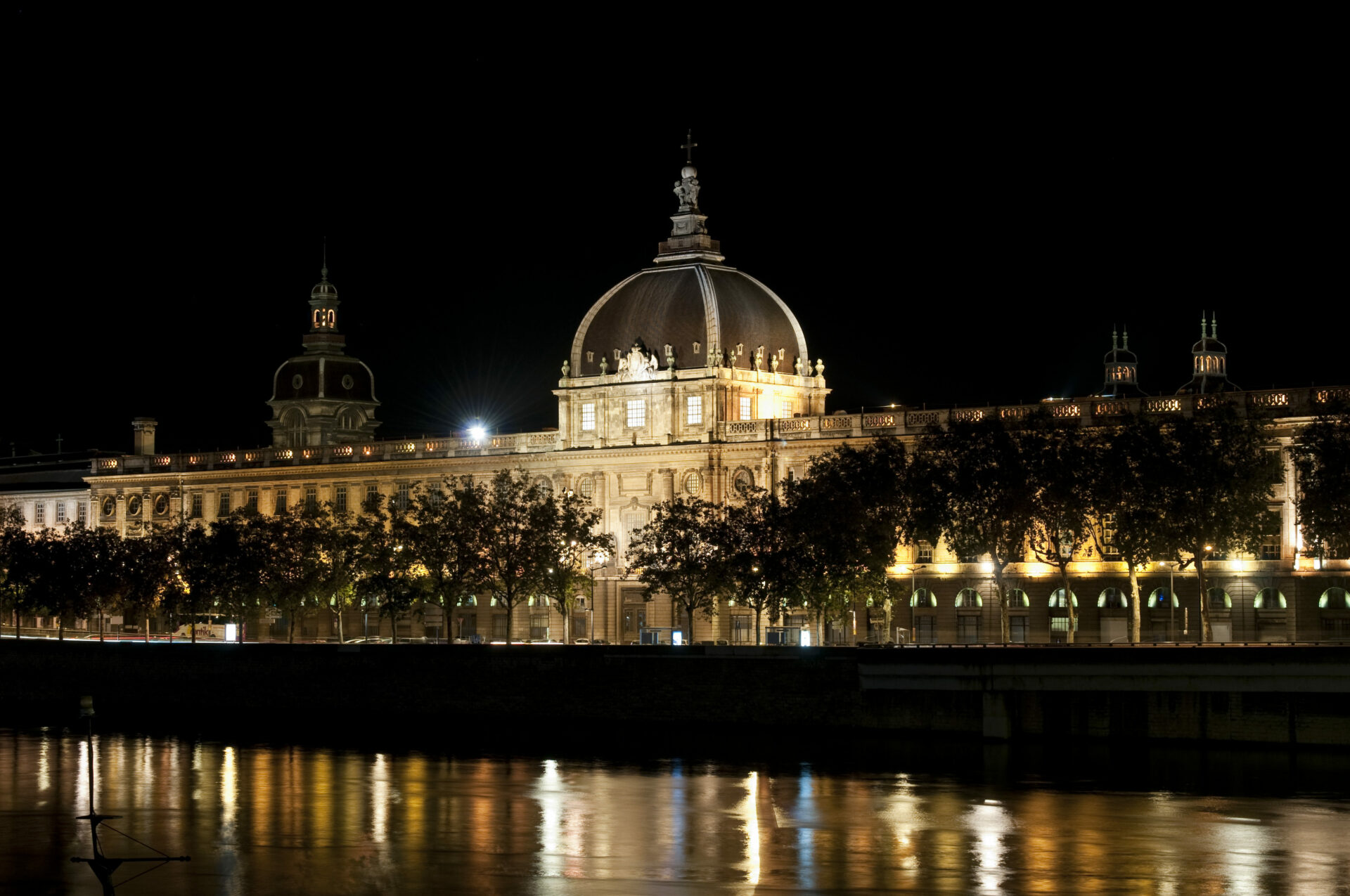 cropped-AdobeStock_27424405-hotel-dieu-2.jpeg